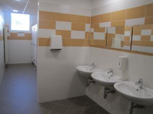 Prenovlejne sanitarije OŠ Pivka2